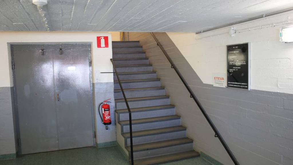 D päädyn porraskäytävä ja henkilö- ja tavarahissi Karjalankatu 2