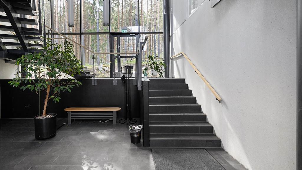 Sisääntuloaula on näyttävä Levysepänkaari 8